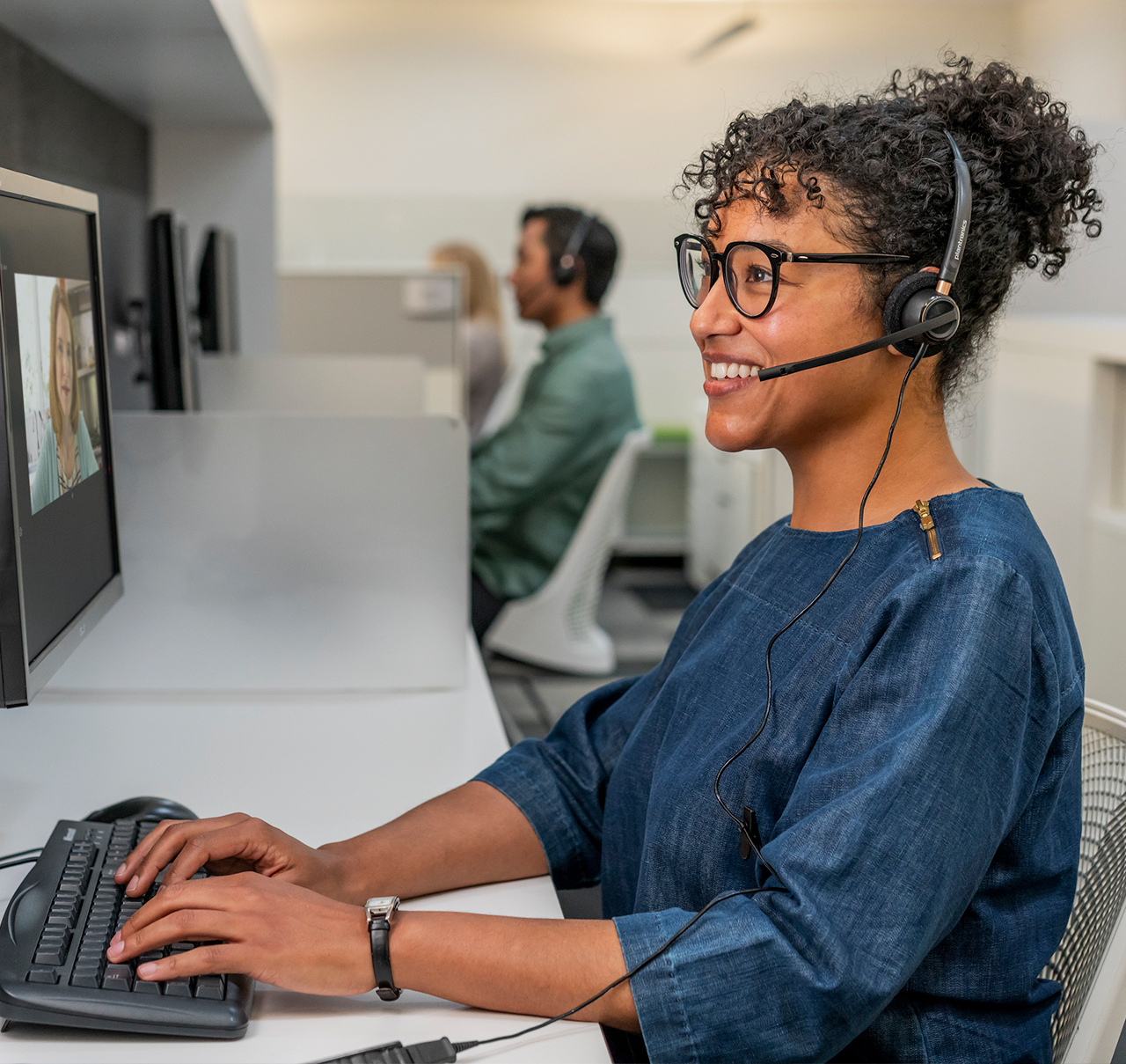 encorepro_500_usb_call_center_lifestyle